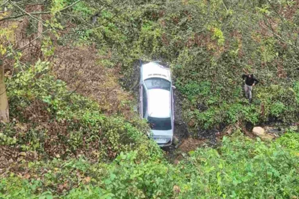 Automobil sletio u provaliju duboku 20 metara kod Konjica