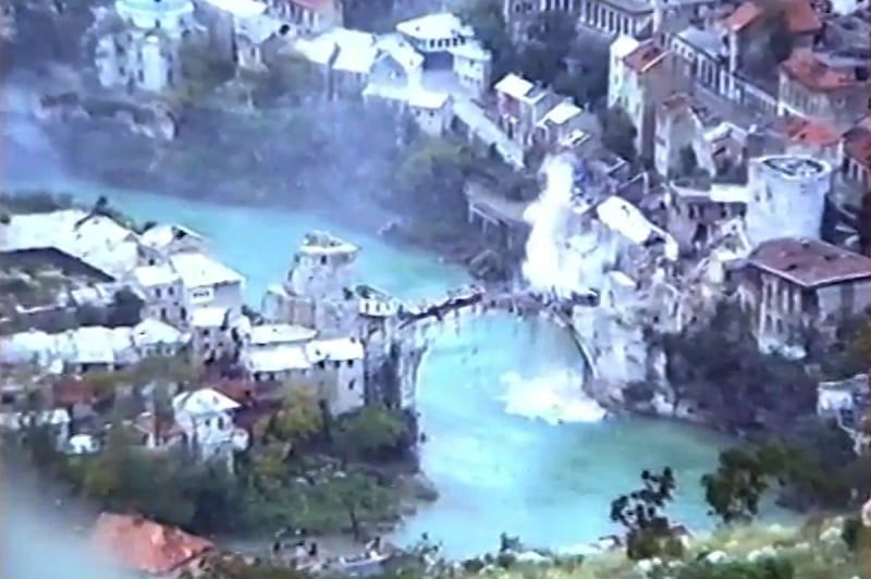 Dan kada je agresor pucao u dušu Mostara: Kako je HVO uz podršku Hrvatske vojske srušio Stari most