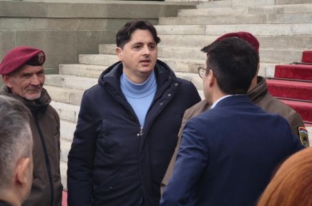 SNS-ovac odmah dobio pomoć: Hitna pomoć zbrinula Uglješu Mrdića ispred Skupštine