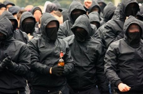 Haos u Rijeci: Maskirani s palicama krenuli prema srpskim sportistima