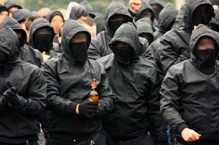 Haos u Rijeci: Maskirani s palicama krenuli prema srpskim sportistima