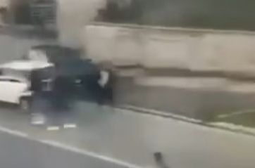 Pojavio se snimak užasa iz Velike Kladuše iz drugog ugla: Pri velikoj brzini počeo da gazi ljude