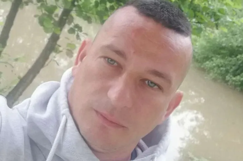 Ovo je otac koji je sa sinom gazio ljude na ulici kod Kladuše