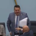 Haos na sjednici NSRS: Radislav Dončić gađao Nenada Stevandića i vikao mu "đ**re jedno",