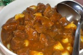 Pravi gulaš se ne kuha s vodom: Profesionalci dolivaju nešto drugo, i zato im uvijek uspijeva