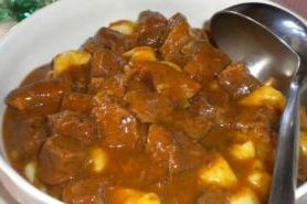 Pravi gulaš se ne kuha s vodom: Profesionalci dolivaju nešto drugo, i zato im uvijek uspijeva