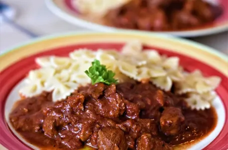 U gulaš uvijek dodajte 1 tajni sastojak – meso se topi samo, a ukus safta je vrhunski