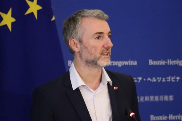 Forto udario po vlastima: “Suludo je da pričamo o pregovorima dok BHRT nema ni za račune!”