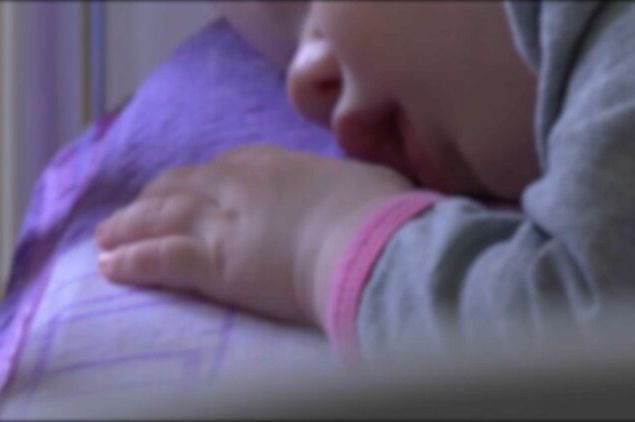 SLOMILA BEBI SVE: Majka iz Soluna brutalno zlostavljala dijete, ostalo trajni invalid!