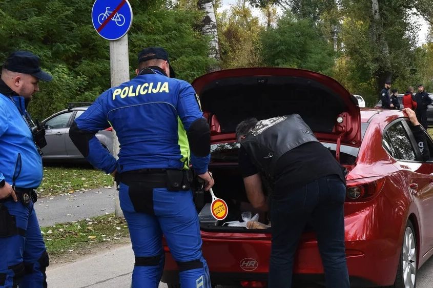 ADAC objavio šta nikad ne smijete imati u automobilu: Kazna i do 10.000 eura