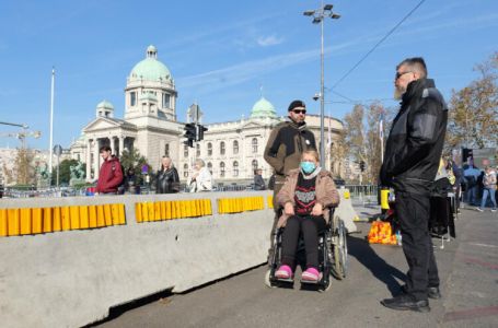 Dijana Hrka krenula ka bolnici, do automobila je u invalidskim kolicima dogurali veterani
