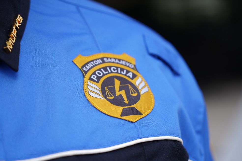 Predložen jednomjesečni pritvor za policijskog službenika MUP-aKS osumnjičenog za nasilje u porodici