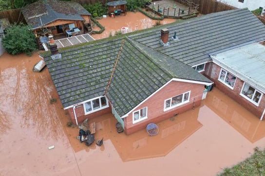 Oluja Claudia poplavila Veliku Britaniju i Irsku. Mnogi ostali bez struje