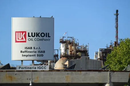Lukoil pregovara o prodaji sa više kupaca