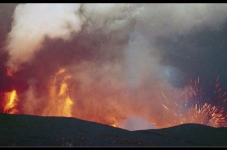 Eruptirao vulkan: Stanovništvo pozvano da nosi maske i kišobrane