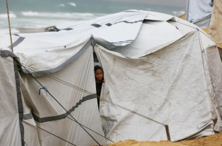 GAZA NA IVICI PREŽIVLJAVANJA: Palestinske porodice smrzavaju se u poplavljenim šatorima