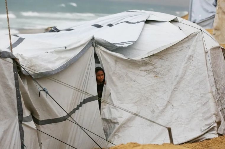 GAZA NA IVICI PREŽIVLJAVANJA: Palestinske porodice smrzavaju se u poplavljenim šatorima