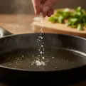Neočekivan trik za prženje – ulje od sada ne prska, a šporet ostaje čist