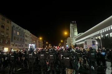 Sukob policije i građana u Novom Sadu: Odgurani Novosađani kod autobusa Jaćimovića