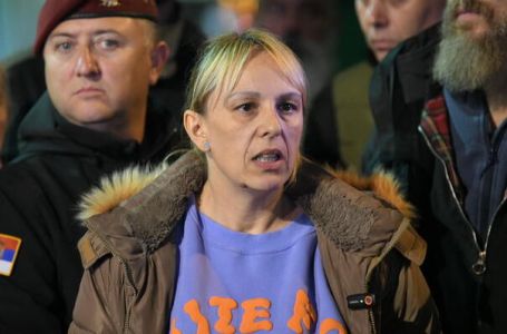 Dijana Hrka prekinula štrajk glađu, ali ostaje ispred Skupštine