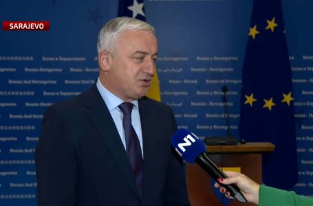 Borenović: Vlast se poigrava ljudima dok donosi budžet pun beneficija za funkcionere