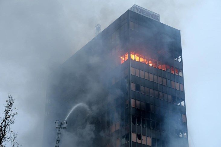 ZAGREB: Vatra cijelu noć guta Vjesnik, vatrogasci povučeni iz zgrade. "Šteta je totalna"