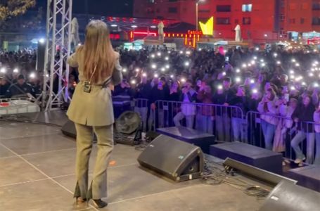 Nezapamćeno: Na koncert Tanje Savić u malom gradu došlo 10.000 ljudi (VIDEO)