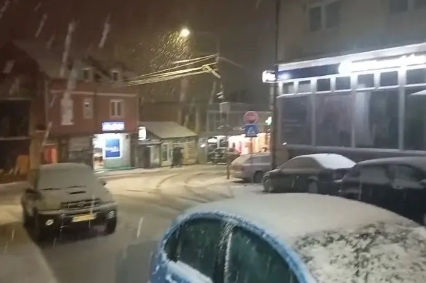 Pao snijeg u regionu: Ulice se zabijelile, vozačima upućen važan apel