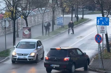 Objavljeni snimci: Policija u centru Kalesije pucala na vozilo napadača, evo šta se desilo