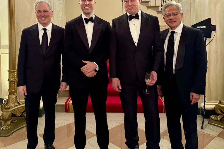 Elon Musk došao u Bijelu kuću, ali svi su gledali u njegove noge: "Ma kakve su to cipele?" (FOTO)