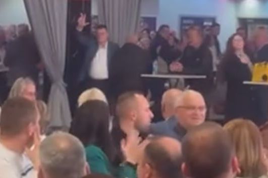 Vlado Đajić sinoć u kafanu stigao s podignuta 3 prsta, SNSD-ovci mu aplaudirali
