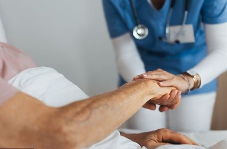 Medicinska sestra otkriva: 7 najčešćih stvari za kojima su ljudi žalili na samrtnoj postelji