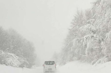Usporen saobraćaj u većem dijelu Bosne zbog snijega, u Hercegovini pada kiša