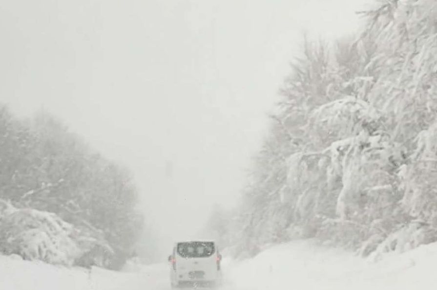 Usporen saobraćaj u većem dijelu Bosne zbog snijega, u Hercegovini pada kiša