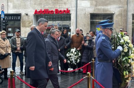 Brojne delegacije položile cvijeće ispred Vječne vatre u Sarajevu