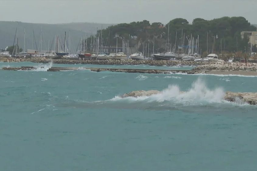 Ulice pod vodom, Civilna zaštita izdala upozorenje: Prekinute trajektne i katamaranske linije