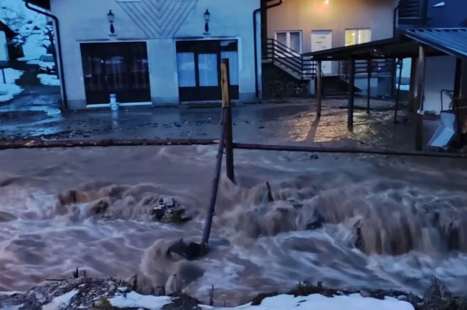 Kreševo i Fojnica na udaru bujica, voda odnijela most, ulazi u kuće