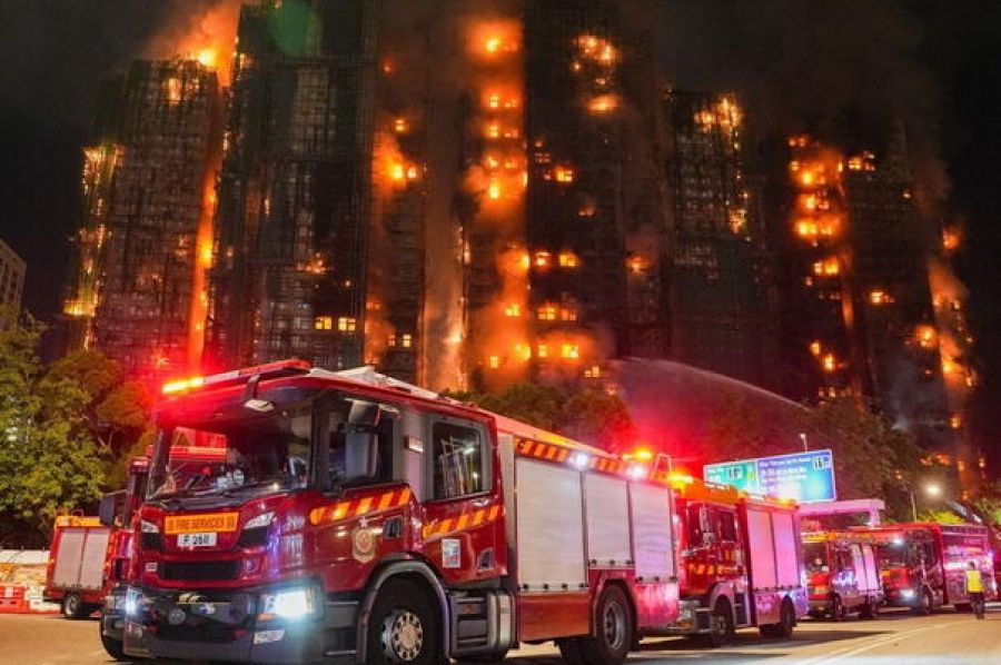 Katastrofa u Hong Kongu: Vatra gutala zgrade, najmanje 13 mrtvih – među njima i vatrogasac!(VIDEO)
