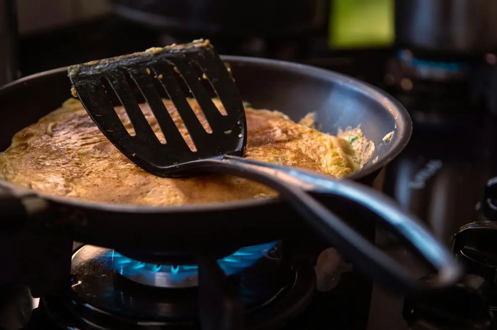 Konačno otkriveno: Trik s par kapi vode zbog kojeg se hrana nikad više neće lijepiti za tiganj!