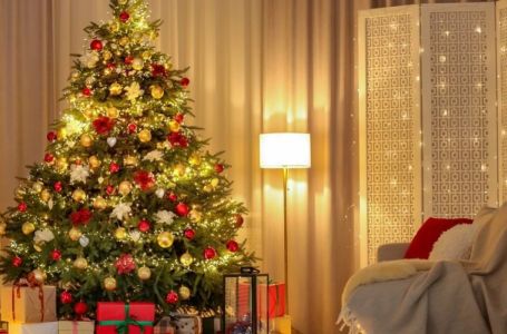 Ovako se pravilno postavljaju lampice na jelku: Ispoštujte 1 pravilo -izgledati će bogato i raskošno