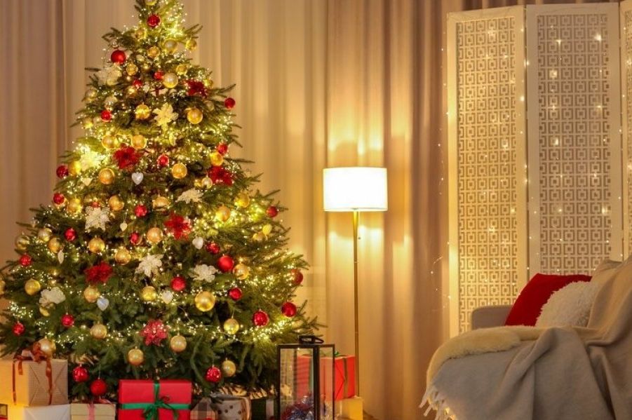 Ovako se pravilno postavljaju lampice na jelku: Ispoštujte 1 pravilo -izgledati će bogato i raskošno