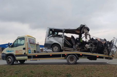 Novi detalji teške nesreće: Žene bile u kombiju koji je naletio na valjak na putu