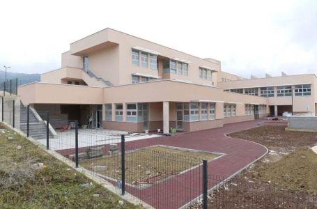 Nastavnica bosanskog jezika u osnovnoj školi zabranila učeniku da se pozdravlja kao Alija Izetbegovć