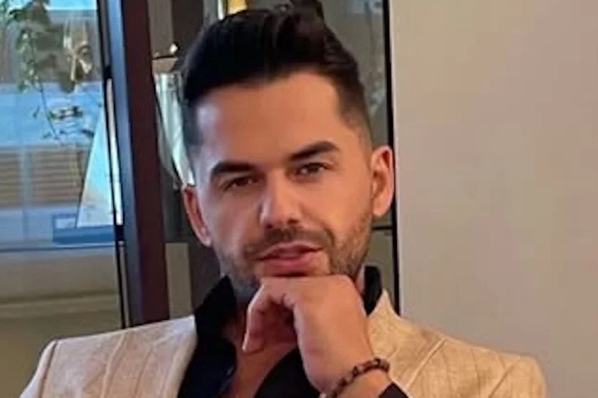 Pjevač iznenada preminuo, iza sebe ostavio suprugu i sina