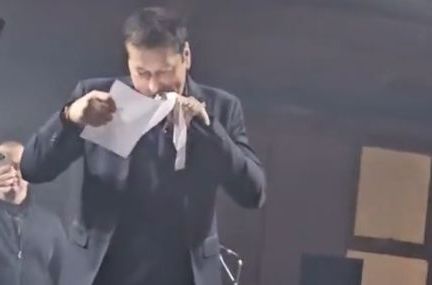 Aco Pejović na koncertu bračnom paru otkrio spol djeteta: Pogledajte trenutak kad je otvorio kovertu