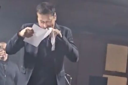 Aco Pejović na koncertu bračnom paru otkrio spol djeteta: Pogledajte trenutak kad je otvorio kovertu