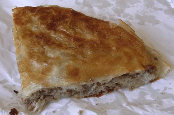 Kupio burek u pekari, pa pretrnuo kad je uzeo zalogaj: Svašta su ljudi nalazili u hrani, ali ovo...