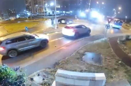 Vozač dobio napad zbog dijabetesa i "preletio" dva automobila u kružnom toku