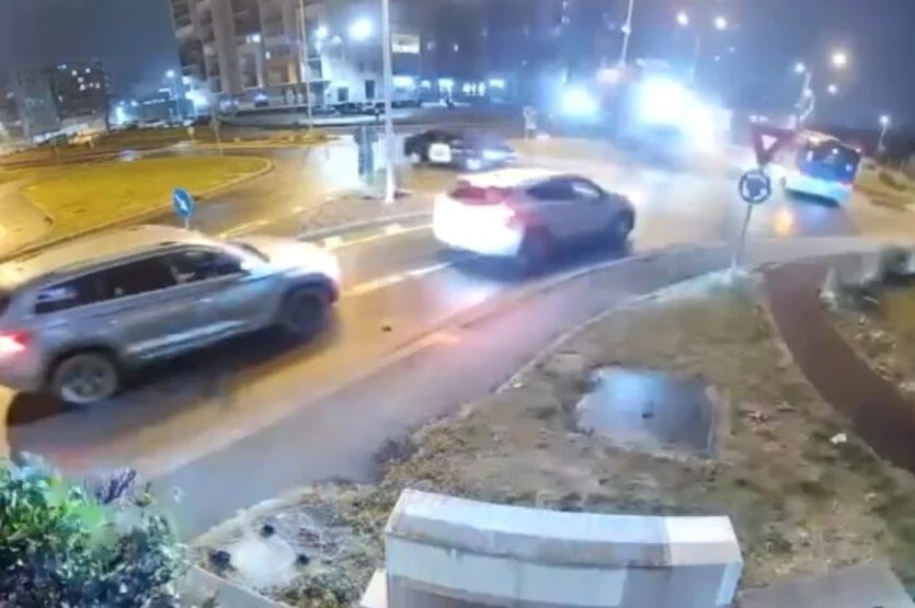 Vozač dobio napad zbog dijabetesa i "preletio" dva automobila u kružnom toku