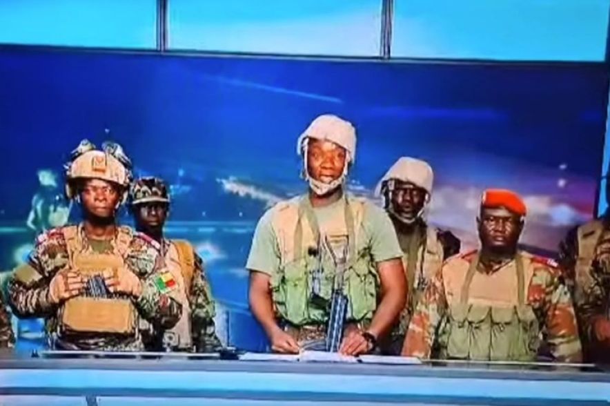 Državni udar uživo: Vojnici upali u program televizije, objavili preuzimanje vlasti (VIDEO)